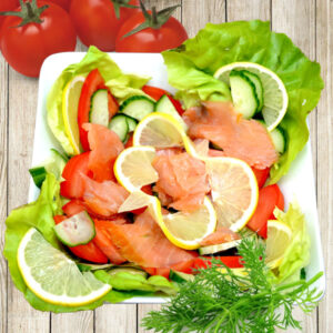 Salata Al Salmone cu salata verde cu somon, castraveti, rosii, lamaie